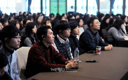 경기도 성남 가천대학교에 소재한 가천컨벤션센터에서 2018년 11월 22일 열린 국제위러브유 대학생 환경리더 위촉식 당일 사례발표에 집중하는 국내외 대학생 회원들