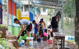 Vào ngày 6 tháng 11, Tổ chức WeLoveU (Chủ tịch Zahng Gil Jah) đã được nhận Bản cảm tạ của Thị trưởng Muang La tại trường THCS Ano, Lào.