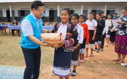 Vào ngày 6 tháng 11, Tổ chức WeLoveU (Chủ tịch Zahng Gil Jah) đã được nhận Bản cảm tạ của Thị trưởng Muang La tại trường THCS Ano, Lào.