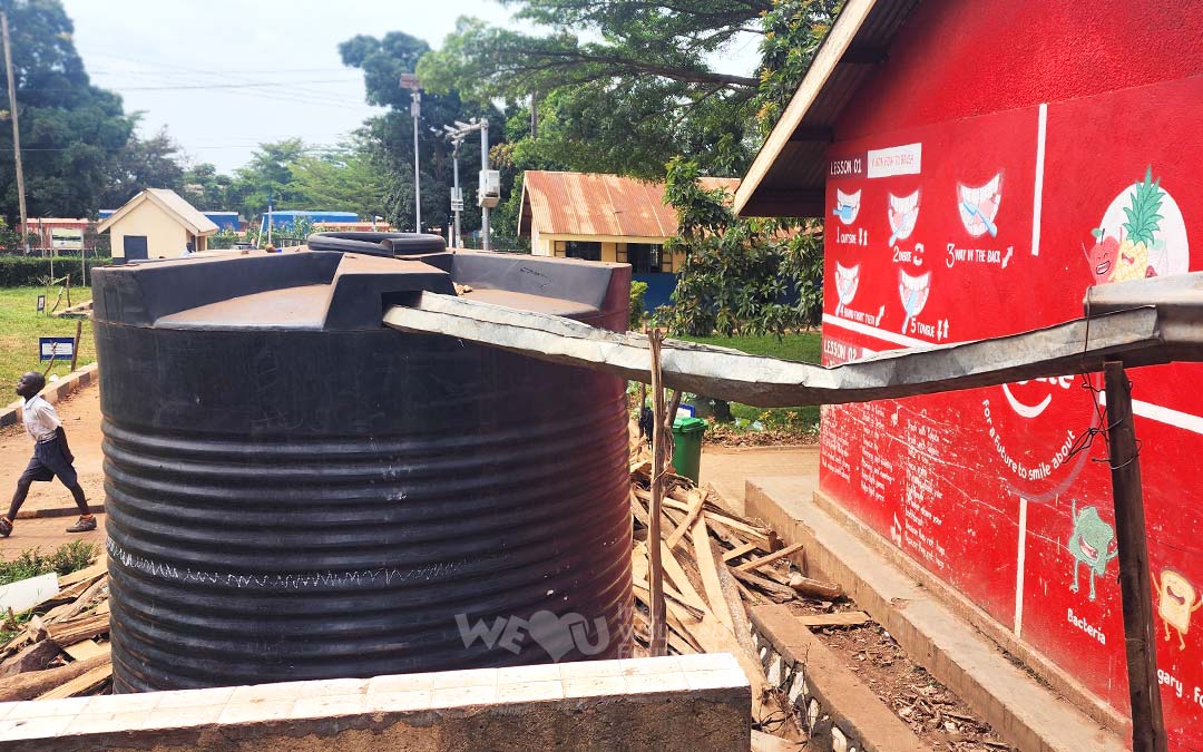 Apoyo a las instalaciones de suministro de agua en una escuela primaria de Uganda