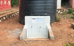 Apoyo a las instalaciones de suministro de agua en una escuela primaria de Uganda